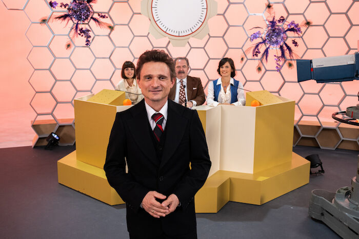 Rosenthal: Hans Rosenthal (Florian Lukas) ist 1978 einer der prominentesten Showmaster, begleitet von seinem Team Mady Riehl (Theresia Wald), "Ekki" Fritsch (Timo Dierkes) und Brigitte Xander (Katharina V&ouml;lkl). Bild: Sender / ZDF / Ella Knorz