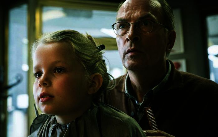 Karl Holzer (Herbert Knaup) ist entsetzt, welche Lieder seine kleine Enkelin Nora (Eve Marie Glei&szlig;ner) singt. Bild: Sender / Thomas Kost