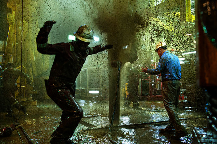 Die Katastrophe nimmt ihren Lauf: Bohrschlamm schie&szlig;t unkontrolliert an die Oberfl&auml;che. Bild: Sender /Studio Canal / David Lee