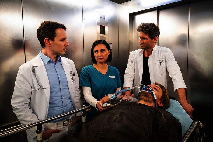 Dr. Jan K&uuml;hnert (Marc Dumitru), Nora Altmeyer (Mimi Fiedler), Dr. Sebastian Sander (Oliver Franck), Thomas Roth (David Korbmann). Foto: Sener / TVNOW / Christoph Assmann