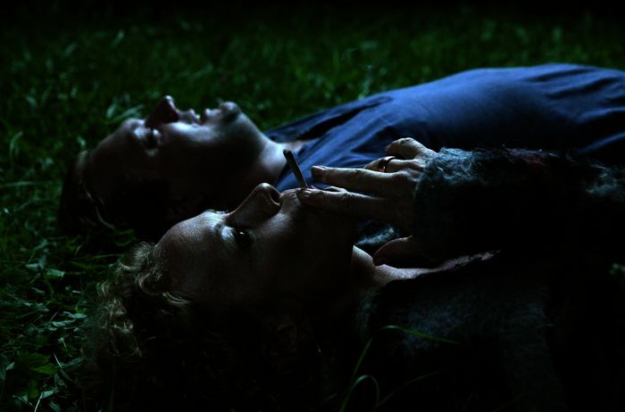 Marcel (Charly Hübner) und Rosa (Katja Riemann) nehmen sich so viele glückliche Momente wie überhaupt möglich. Bild: Sender / SWR / ophir film GmbH / Volker Rolof