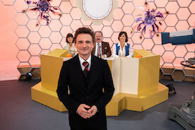 Rosenthal: Hans Rosenthal (Florian Lukas) ist 1978 einer der prominentesten Showmaster, begleitet von seinem Team Mady Riehl (Theresia Wald), "Ekki" Fritsch (Timo Dierkes) und Brigitte Xander (Katharina V&ouml;lkl). Bild: Sender / ZDF / Ella Knorz
