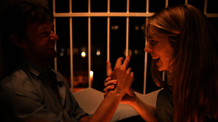Whatever Happens Next: In der verrückten Nele (Lilith Stangenberg) findet Paul Zeise (Sebastian Rudolph) eine Seelenverwandte. Bild: Sender /
MDR / StoryBay / Carol Burandt von Kameke