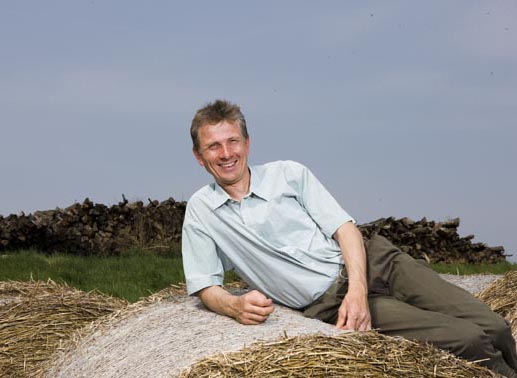 Johann, der tugendhafte Schafz&uuml;chter, 42 Jahre aus Nieder&ouml;sterreich. Johann ist Vollerwerbsbauer und betreibt Ackerbau und Schafzucht. Er hat bereits zwei T&ouml;chter im Alter von 12 und 5 Jahren. Seine gro&szlig;e Liebe hatte Johann gefunden, mit seiner Frau war er 16 Jahre lang verheiratet, doch leider ist sie vor gut 2 Jahren verstorben. Bild: Sender