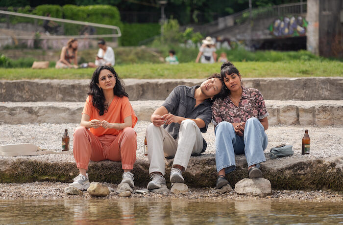 Damen: Sema (Şafak Şeng&uuml;l), Kim (Viet Pham) und Maya (Salka Weber) an der Isar. Bild: Sender / BR / Kineo Film GmbH / Lars Nitsch