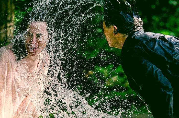 K&ouml;nig der Raben: Darko (Malik Blumenthal) verliebt sich in Alina (Antje Traue). Bild: Sender / SWR / Riva Filmproduktion / Ishka Michocka