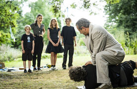 Louma - Familie ist kein Kinderspiel: Der Streit zwischen Tristan (Trystan P&uuml;tter) und Mo (Timur Isik) m&uuml;ndet in eine Pr&uuml;gelei &ndash; die Kinder Toni (Lola H&ouml;ller), Fabi (No&eacute;l Gabriel Kipp), Fritte (Emily Kaiser) und Nano (Michel Koch), beobachten. Bild: Sender / WDR / eikon media GmbH / Martin Menke