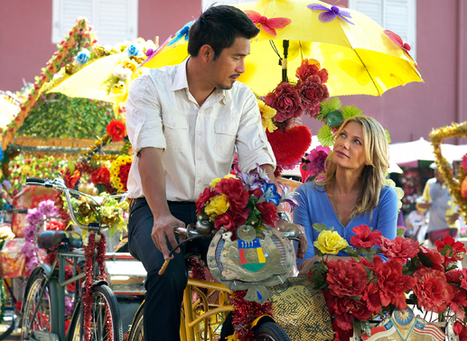 Juliane (Ursula Karven) und Mohan (Steve Yap) finden einander sympathisch. Bild: Sender