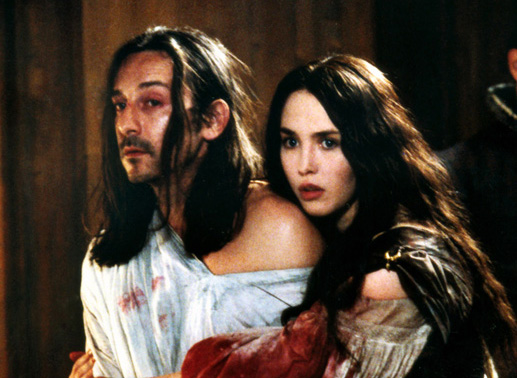 K&ouml;nigin Margot (Isabelle Adjani) bittet ihren sterbenden Bruder, K&ouml;nig Karl IX. (Jean-Hugues Anglade) um das Leben ihres Mannes Henrich von Navarra. Bild: Sender