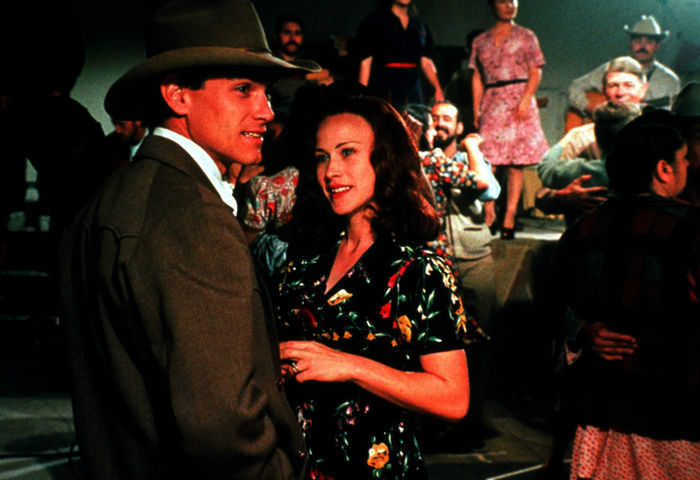 Bei einer Tanzveranstaltung trifft Pete Calder (Billy Crudup) seine alte Bekannte Mona (Patricia Arquette) wieder. Bild: Sender / ZDF / ARD / Degeto / Universal