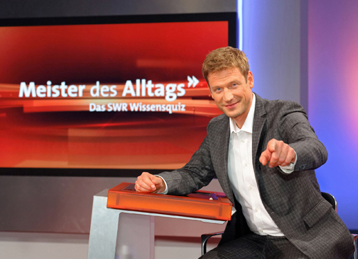 Moderator Florian Weber stellt im Wissensquiz die Alltagstauglichkeit seiner prominenten Kandidaten auf die Probe. Bild: Sender