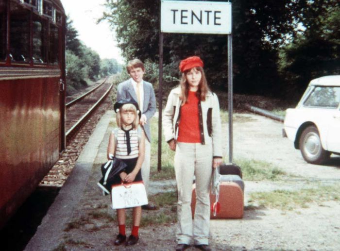 Weil ihr Vater im Krankenhaus liegt, verbringen die Geschwister Jenny (Susanne Uhlen, vorne re.), Emma (Irina von Bentheim) und David (Jürgen Lentzsch) den Sommer bei Familie Pentecost. Bild: Sender
