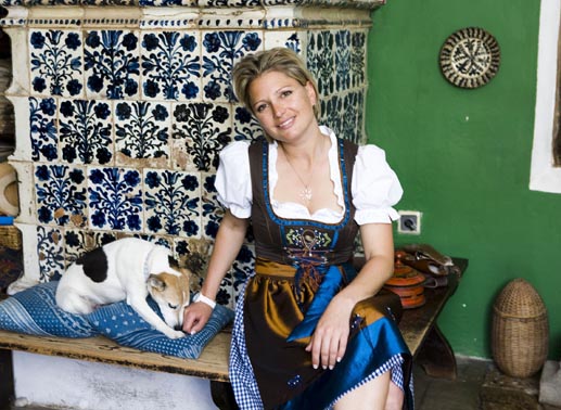 Julia, die aparte Gutsherrin, 32 Jahre, aus Nieder&ouml;sterreich. Julia f&uuml;hrt gemeinsam mit ihrer Mutter einen Reitstall auf einem Gut, das fr&uuml;her eine M&uuml;hle war, aber nach einem Brand zu einem Reiterparadies umgebaut wurde. Julia ist Single, da sie nicht nach irgendeinem Mann sucht, sondern nach Mr. Right. Bild: Sender
