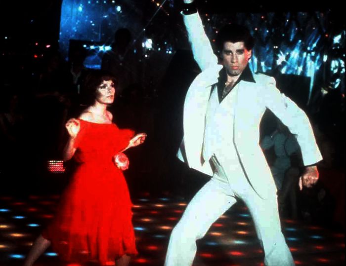 Wenn er in der Disco auf der Tanzfläche seine Show abzieht, liegen ihm die Mädchen zu Füßen: John Travolta als Tony Manero mit Karen Lynn Gorney als Silvia. Bild: Sender / ARTE/TVE / Paramount Pictures