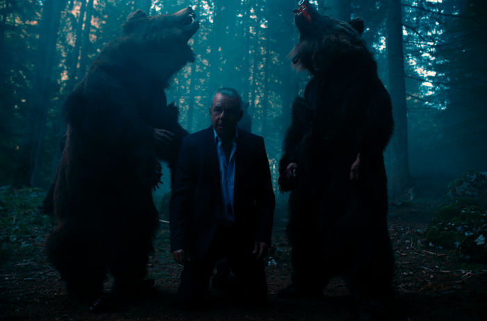 Blutholz: Hans Sch&uuml;ssler (Joachim Kr&oacute;l) ger&auml;t bei seinen Ermittlungen in den rum&auml;nischen Karpaten in die F&auml;nge von Gangstern, die sich in Anlehnung an einen alten Brauch der Roma als B&auml;ren maskieren. Bild: Sender / Hannes Hubach / Schiwago Film / ZDF / arte
