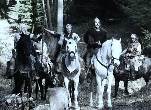 Die zungenlose sch&ouml;ne Schottin Etain (Olga Kurylenko, 2.v.l.) entpuppt sich als gnadenlose Verr&auml;terin, die die 9. Legion in eine perfide Falle schickt ... Bild: Sender