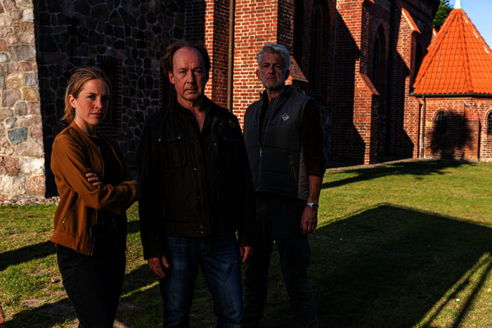 Wendland: Jakob Stiller (Ulrich Noethen) ermittelt mit seinen Kollegen J&uuml;rgen Fauth (Dominic Raacke) und Kira Engelmann (Paula Kalenberg) in einem Fall. Bild: Sender / ZDF / Maor Waisburd