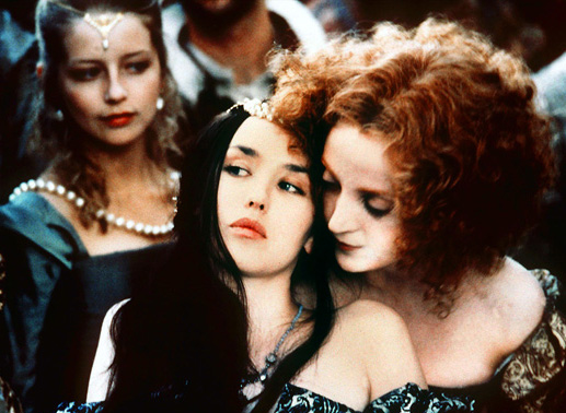 K&ouml;nigin Margot (Isabelle Adjani, vorne li.) erkundigt sich auf der Hochzeitsfeier bei ihrer Vertrauten Henriette von Nevers (Dominique Blanc, vorne re.) nach attraktiven J&uuml;nglingen.
Bild: Sender