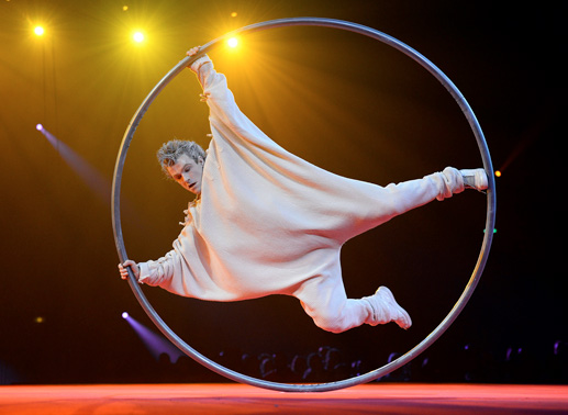 Aime Morales aus Venezuela interpretiert das Cyr Wheel frech und charmant ganz neu. Bild: Sender / Bertrand Guay