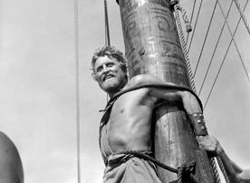 Odysseus (Kirk Douglas) l&auml;sst sich am Mast festbinden, um nicht den Sirenen zum Opfer zu fallen. Bild: Sender/Colosseo