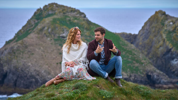 Rosamunde Pilcher: Fr&uuml;hst&uuml;ck bei Tessa: Carol Caspian (Esther Schweins) und ihr Sohn David (Lucas Reiber) stehen sich sehr nahe. Bild: Sender /  ZDF / Jon Ailes