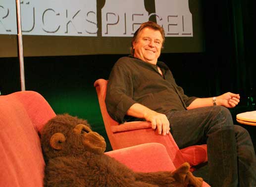 Lukas Resetarits schaut in den R&uuml;ckspiegel. Bild: Sender