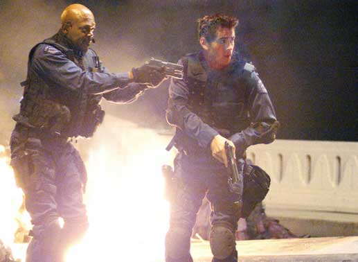 Sie sind die Besten der Besten! Das legend&auml;re S.W.A.T.-Team der Polizei von L.A. wird als Eingreiftruppe bei dramatischen Verbrechen hinzugezogen. Die Aufgabe, die das Team der S.W.A.T.-Cops Hondo (Samuel L. Jackson, l.) und Street (Colin Farrell, r.) diesmal zu bew&auml;ltigen hat, sprengt jedoch jeden Rahmen ... Bild: Sender/Sony