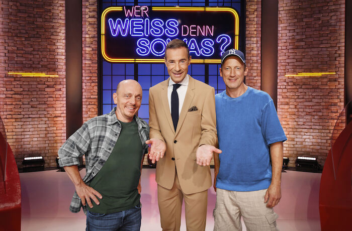 Wer wei&szlig; denn sowas? Bernhard Hoëcker, Moderator Kai Pflaume und der neue Rateteamkapitän Wotan Wilke Möring. Bild: Sender / ARD / MORRIS MAC MATZEN / Montage