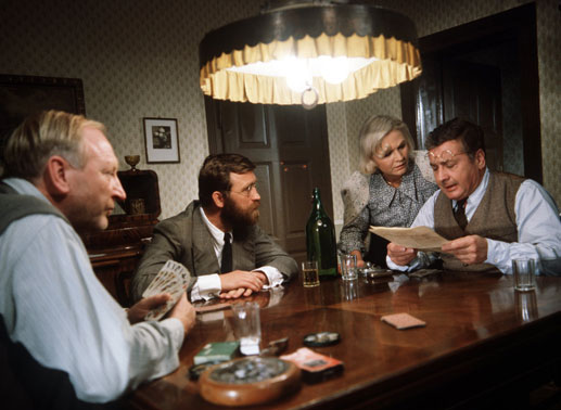 Ihr Blatt Herr Rosenblatt: (v.li.): Karl Merkatz (Karl Bockerer), Heinz Marecek (Dr. Rosenblatt), Ida Krottendorf (Sabine Bockerer), Alfred B&ouml;hm (Hatzinger) beim Kartenspiel. Bild: Sender