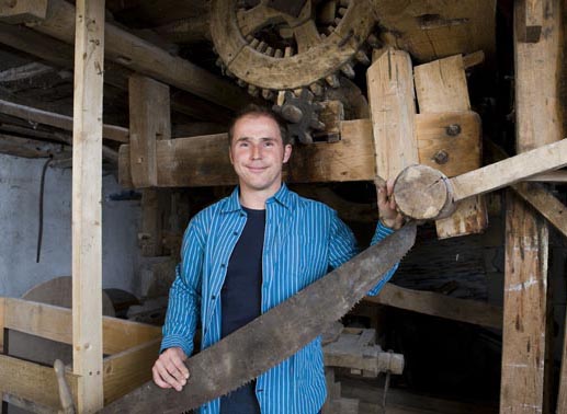 Markus, der weltoffene Waldviertler, 38 Jahre, aus Nieder&ouml;sterreich. Markus ist Landwirt sowie Schafz&uuml;chter und besitzt 20 ha Wiesen und 20 ha Wald.  Seine Traumfrau ist gro&szlig;, gebildet, hat rotes lockiges Haar und ist genauso weltoffen wie er. Sein Traum w&auml;re es, dann gemeinsam nach Uganda zu reisen und Gorillas zu beobachten. Bild: Sender