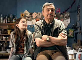 Conny Stein (Wolfgang Stumph) und Olli (Mia Kasalo). Bild: Sender / Maria Krumwiede