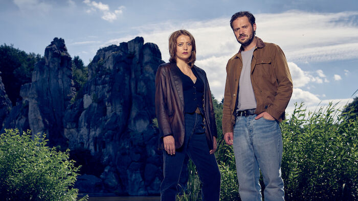 Blutsbande: Paula Sch&auml;fer (Hanna Pla&szlig;) und Leon Sch&auml;fer (Jakob Benkhofer) ermitteln in einem Mordfall. Bild: Sender / ZDF / Frank Dicks. 