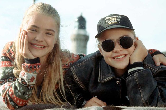 Zur Erinnerung machen Charlie (Fritzi Eichhorn, li.) und Louise (Floriane Eichhorn, re.) ein gemeinsames Foto. Bild: Sender / Bavaria Film / Helga Kneidel