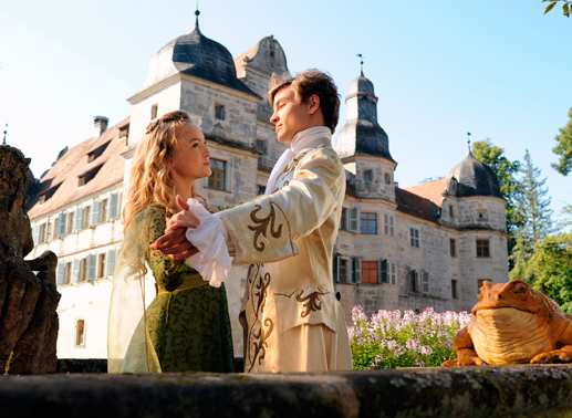 Der j&uuml;ngste Sohn Gustav, genannt "Dummling" (Jannik Sch&ouml;mann) mit seiner Barbara (Kyra Kahre). Bild: Sender/Barbara Bauriedl