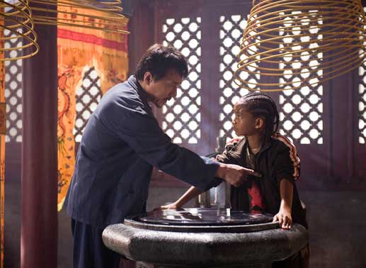 Immer wieder erteilt Mr. Han (Jackie Chan) seinem Z&ouml;gling Dre (Jaden Smith) die unterschiedlichsten Aufgaben. Manche scheinen sehr schwer zu sein, andere aber wirken auf den kleinen Amerikaner l&auml;cherlich und unn&ouml;tig ... Bild: Sender
