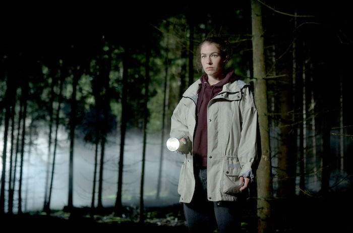 Schweigend steht der Wald: Anja Grimm (Henriette Confurius) im Wald. Bild: Sender / POISON / Sebastian Reiter
