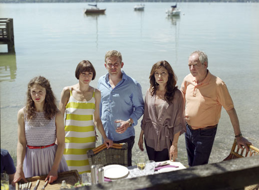 Moni Sonntag (Anna Maria Sturm); Karo Sonntag (Christiane Paul);Robert Sonntag (Sebastian Bezzel); Lorena (Carolina Vera); Franz Sonntag (Friedrich von Thun). Bild: Sender / Hagen Keller