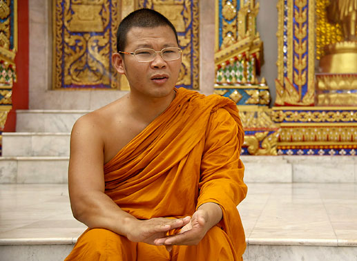 Der buddhistische Mönch Chan Chai ist strengstens darauf bedacht, selbst im Großstadtgetümmel Bangkoks jede noch so zufällige Berührung mit einer Frau zu vermeiden ... Bild: Sender