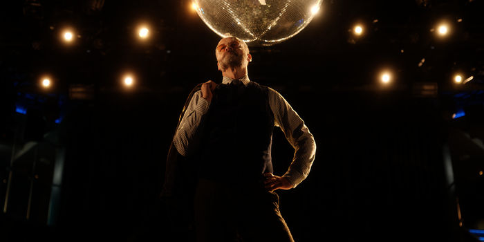 Agatha Christies Hjerson: Mordermittler Sven Hjerson (Johan Rheborg) hat ein Faible f&uuml;r Soul-Musik und elegante Kleidung. Bild: Sender / ZDF / B-Reel 2020 Photo: Johan Paulin.