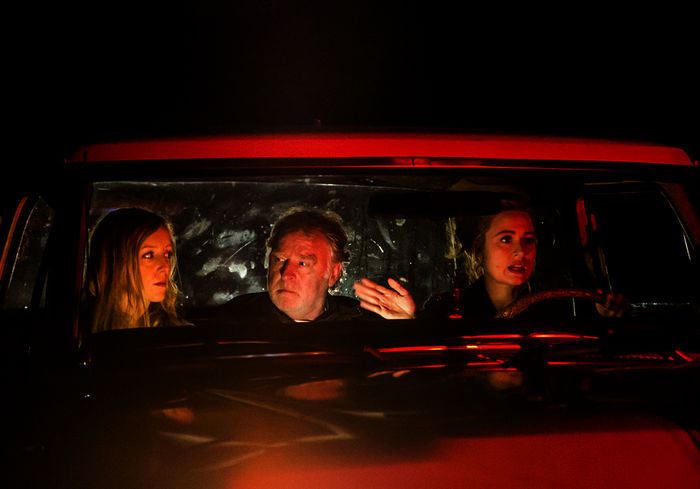 Stella (Wanda Perdelwitz) f&auml;hrt besorgt mit ihrer Schwester Maddie (Kristina Pauls) und ihrem Vater Stanley (Andreas Schmidt-Schaller) zur Mutter. Bild: Sender