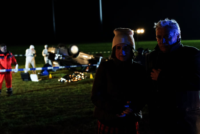 Kommissarin Konstanze Satorius (Victoria von Trauttmansdorff) und ihr Kollege Johannes Fischer (Henry H&uuml;bchen) sehen sich den Unfallort an, an dem Anna Eckert ums Leben kam. Bild: Sender / ZDF / Marion von der Mehden