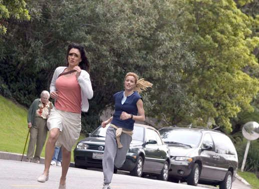 Paz Vega (Flor), T&eacute;a Leoni (Deborah Clasky). Bild: Sender