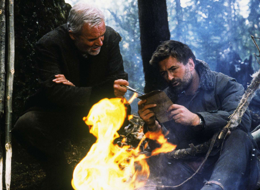 Multimillion&auml;r Charles Morse (Anthony Hopkins) und sein Ziehson Robert (Alec Baldwin) m&uuml;ssen sich nach einem Flugzeugabsturz durch die Wildnis schlagen. Bild: Sender
