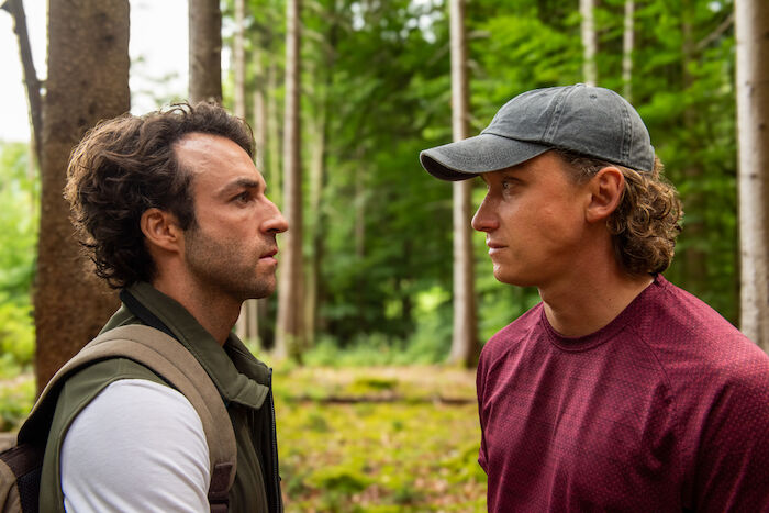 Baumgefl&uuml;ster: Forstwirt Yascha (Linus Sch&uuml;tz) und Fotograf Mats (Aaron Friesz) verbindet viel, aber sie m&uuml;ssen um ihre Liebe k&auml;mpfen. Bild: Sender / ZDF / Susanne Bernhard. 