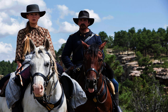 Feinde - Hostiles: Die traumatisierte Rosalee (Rosamund Pike) ist f&uuml;r Captain Blocker (Christian Bale) eine Herausforderung. Bild: Sender / ZDF und Lorey Sebastian