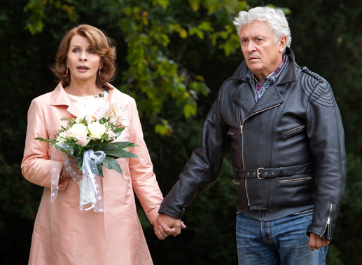 Paul (Henry Hübchen) will Marlene (Senta Berger) nicht so einfach loslassen. Bild: Sender / Conny Klein
