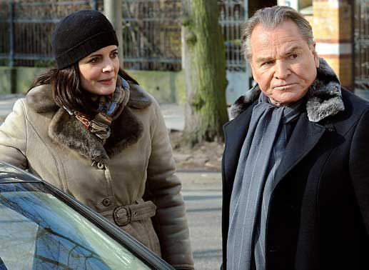 Der Kommissarin Biehl (Elisabeth Lanz) sind die starrsinnigen Ermittlungen ihres TV- Kollegen Lindburg alias "Kommissar K&auml;mpfer" (Fritz Wepper) ein Dorn im Auge. Bild: Sender