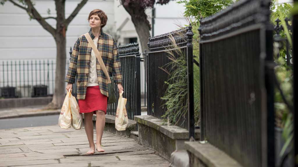 Nina (Faye Marsay), barfu&szlig; mit Ihren Eink&auml;ufen auf dem Heimweg. Bild: Sender / WDR / See-Saw Films / Nick Wall