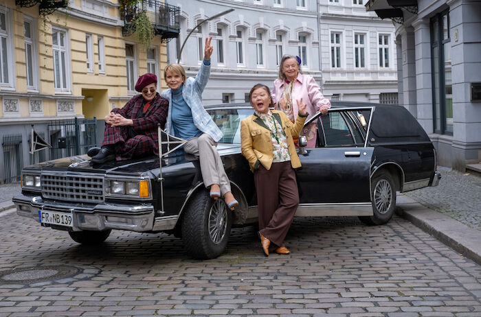 Wir vier und der Enkeltrick: Gut gelaunt und mit einer Mission: Katharina Thalbach, Uschi Glas, Soogi Kang und Ursula Werner,  ein unerschrockenes Quartett von Freundinnen, die eine Bande von Betr&uuml;gern aus dem Verkehr ziehen wollen. Bild: Sender / SWR / w&uuml;ste medien / Manju Sawhney, 