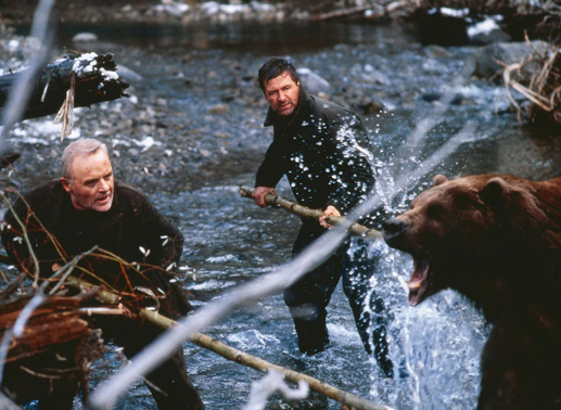 Morse (Anthony Hopkins) und Robert (Alec Baldwin) k&auml;mpfen in der Wildnis gemeinsam gegen einen &uuml;berm&auml;chtigen Angreifer, einen B&auml;ren. Bild: Sender